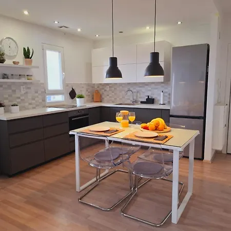 Apartment Skenza's Loft Near And Center Split