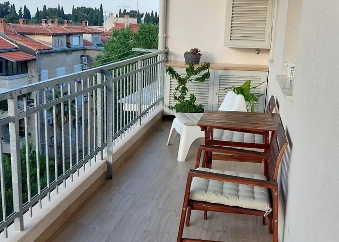 Skenza's Loft Near And Center Apartment Split