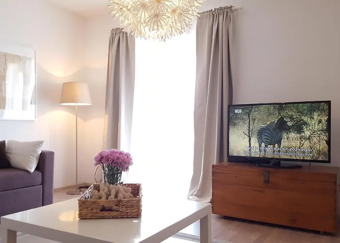 Skenza's Loft Near And Center Split